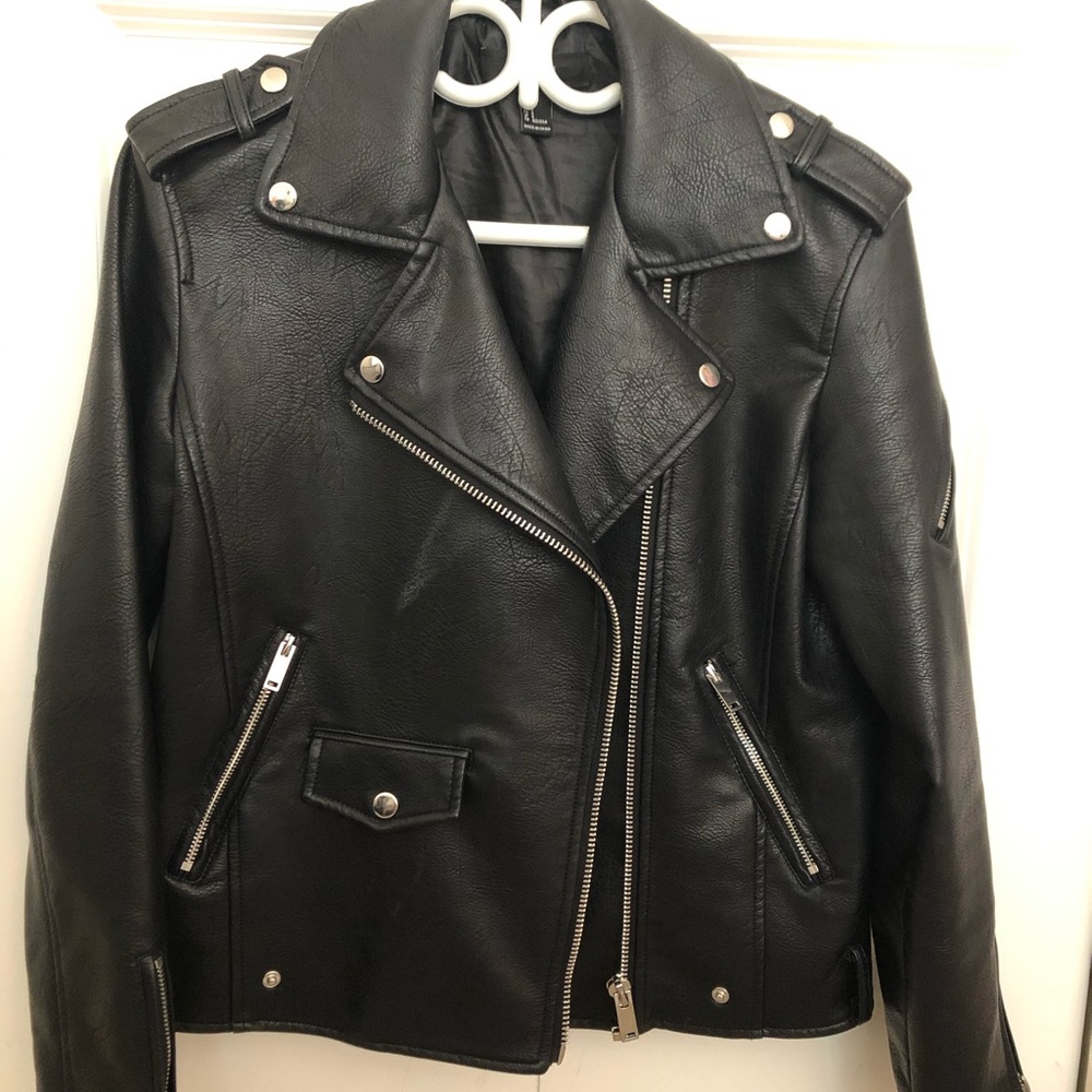 Faux leather jacket LIKE NEW! Very durable 👍🏼 - Picture 2 of 4